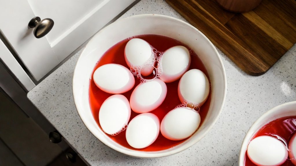 Ostereier färben im Farbbad – Schritt für Schritt Anleitung