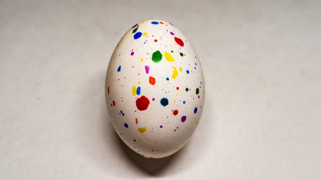 Ostereier färben mit Zahnbürste – Schritt für Schritt Anleitung