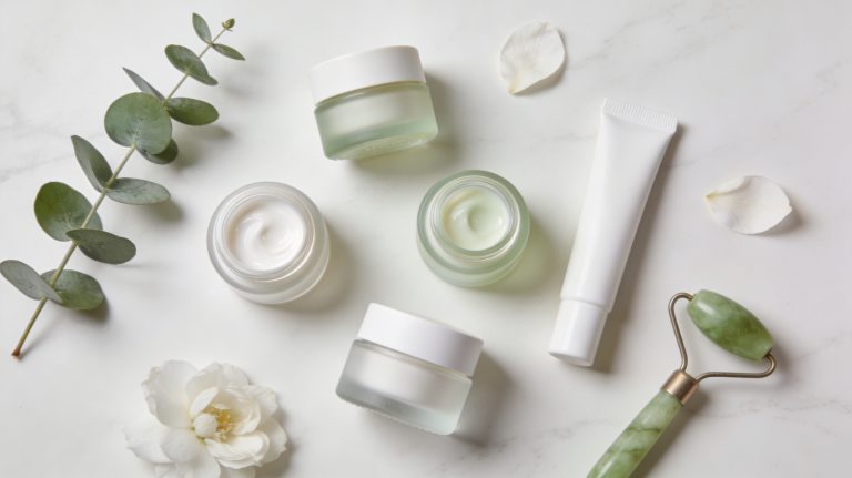 Verschiedene Augencreme Produkte liegen auf einem Tisch.