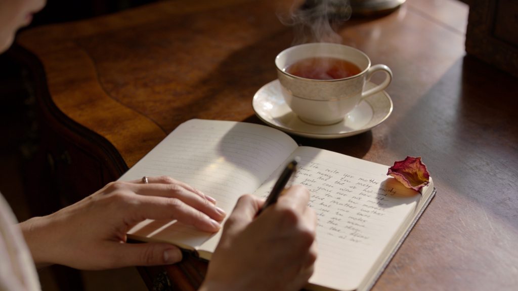 Muttertagsgedichte in Notizblock schreiben.